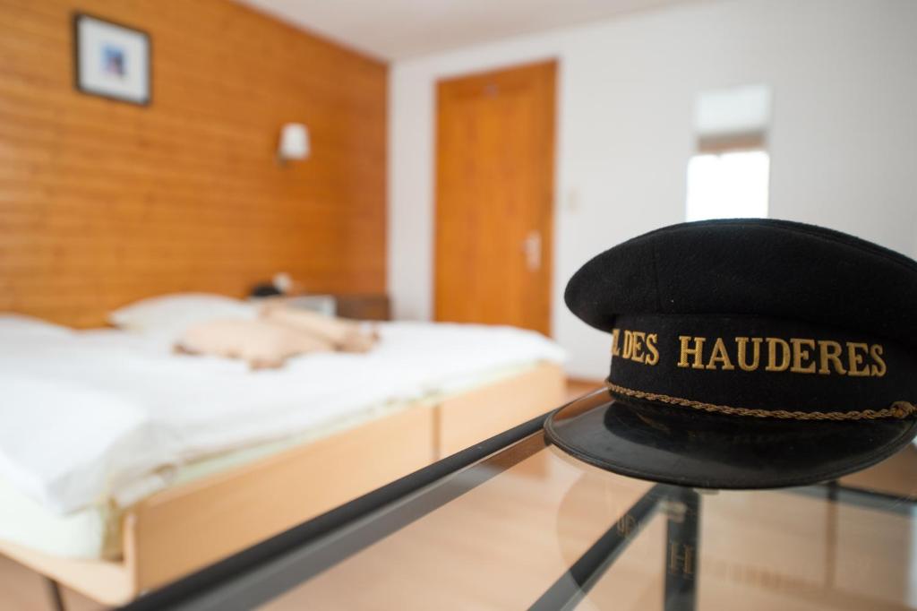 Postel nebo postele na pokoji v ubytování Hôtel des Haudères