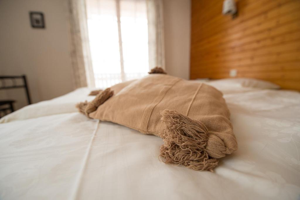 Postel nebo postele na pokoji v ubytování Hôtel des Haudères