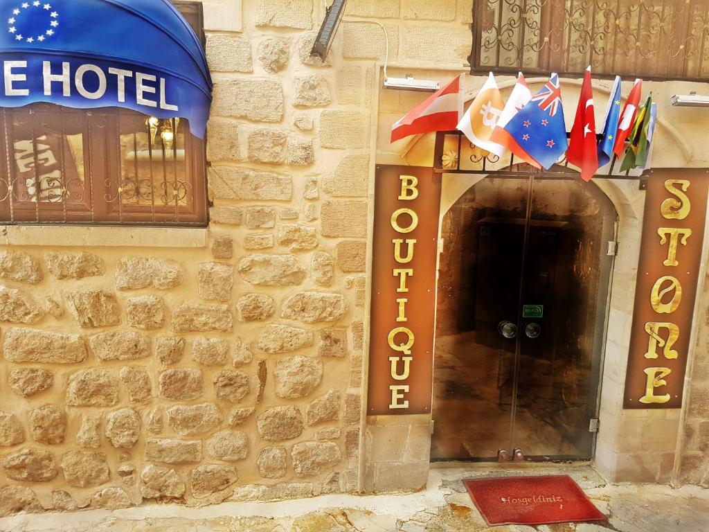 uma placa de hotel na lateral de um edifício em Stone Boutique Hotel em Mardin