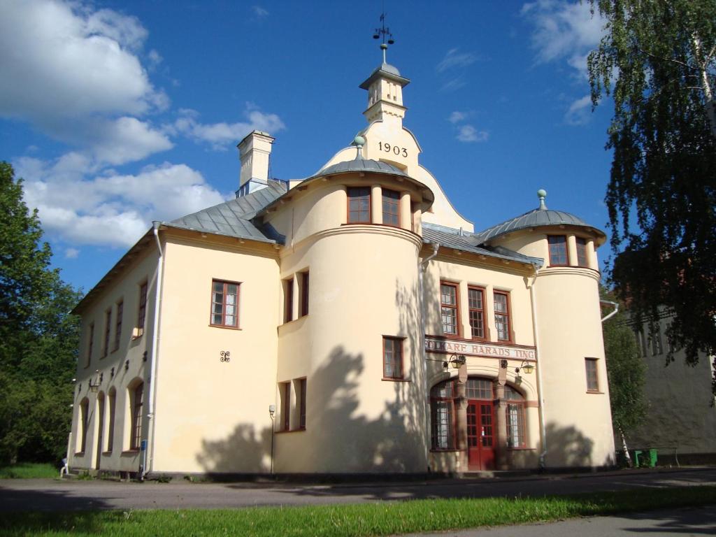 ein großes weißes Gebäude mit einem Turm darüber in der Unterkunft Ting1903 Bed & Breakfast in Avesta