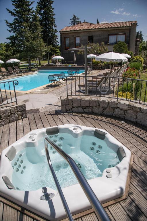 Bazén v ubytování Logis Auberge Les Murets Hotel Restaurant Spa nebo v jeho okolí