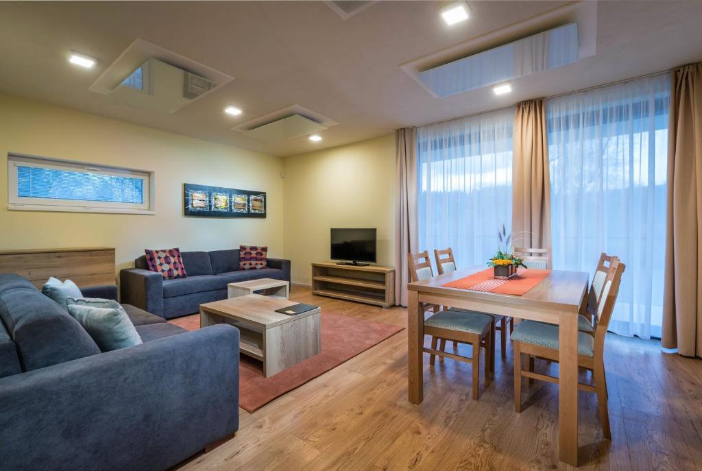 TV a/nebo společenská místnost v ubytování Apartmánový Dom Kriváň