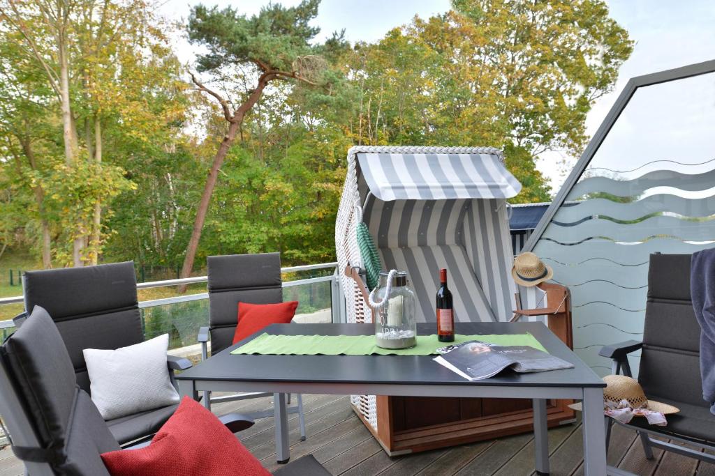 un patio con mesa y sillas en una terraza en Ferienwohnung Seestern, en Juliusruh