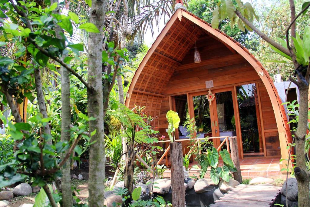 a small house in the middle of a forest at Ryanbagus Guest House in Canggu