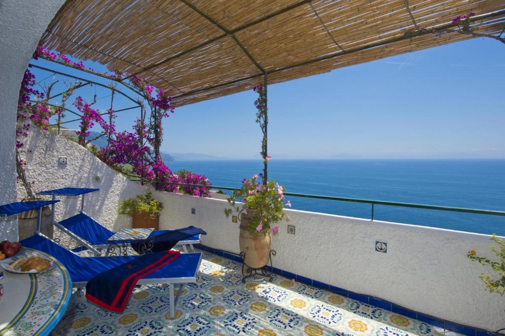 コンカ・デイ・マリーニにあるCasa La Concaの海の景色を望むバルコニー(椅子付)