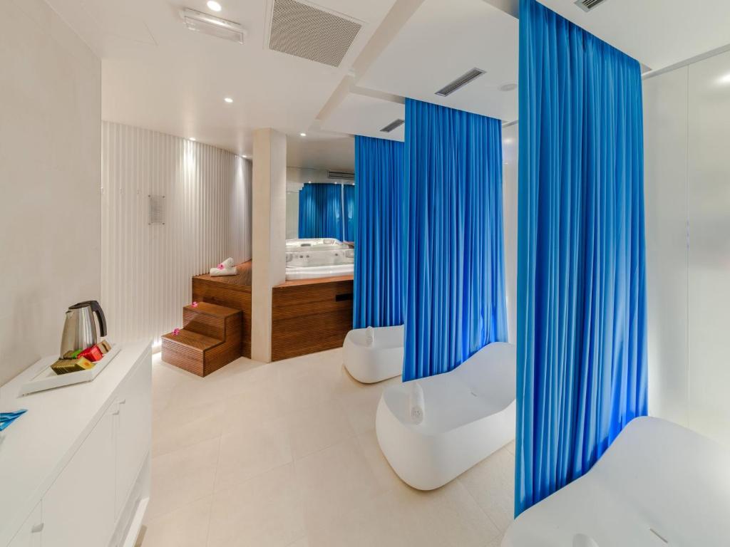 Posteľ alebo postele v izbe v ubytovaní Bluesun hotel Berulia
