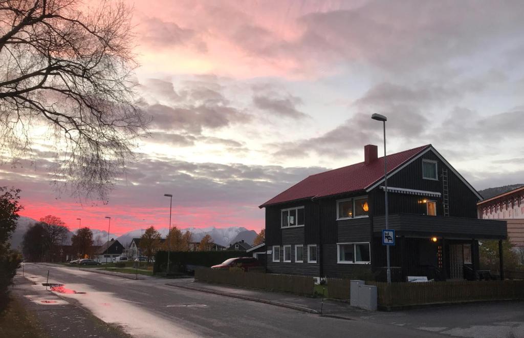 una casa negra al lado de una calle en Villa Åndalsnes en Åndalsnes