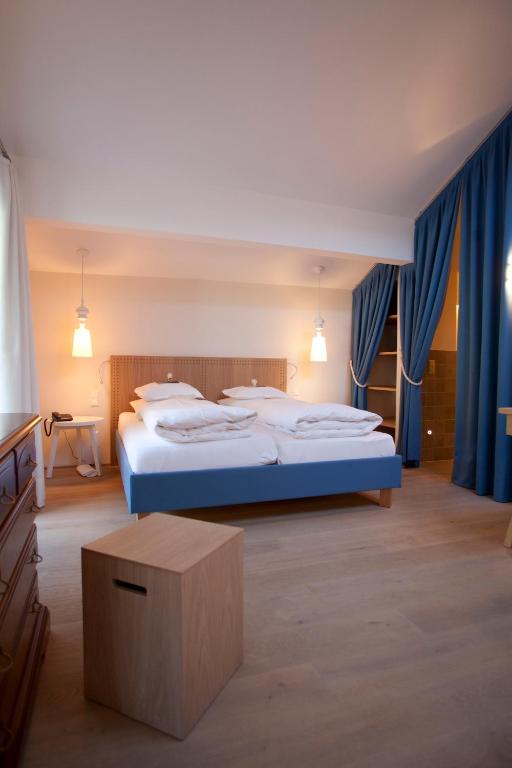 Postel nebo postele na pokoji v ubytování Genießerhotel Döllerer