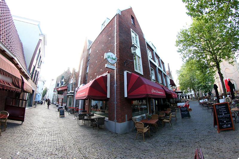 Het gebouw waarin het hotel zich bevindt