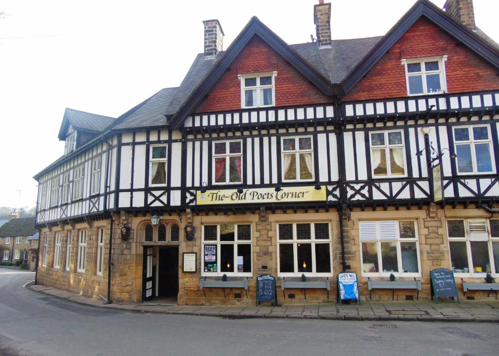 um edifício na esquina de uma rua em The Old Poets Corner em Chesterfield