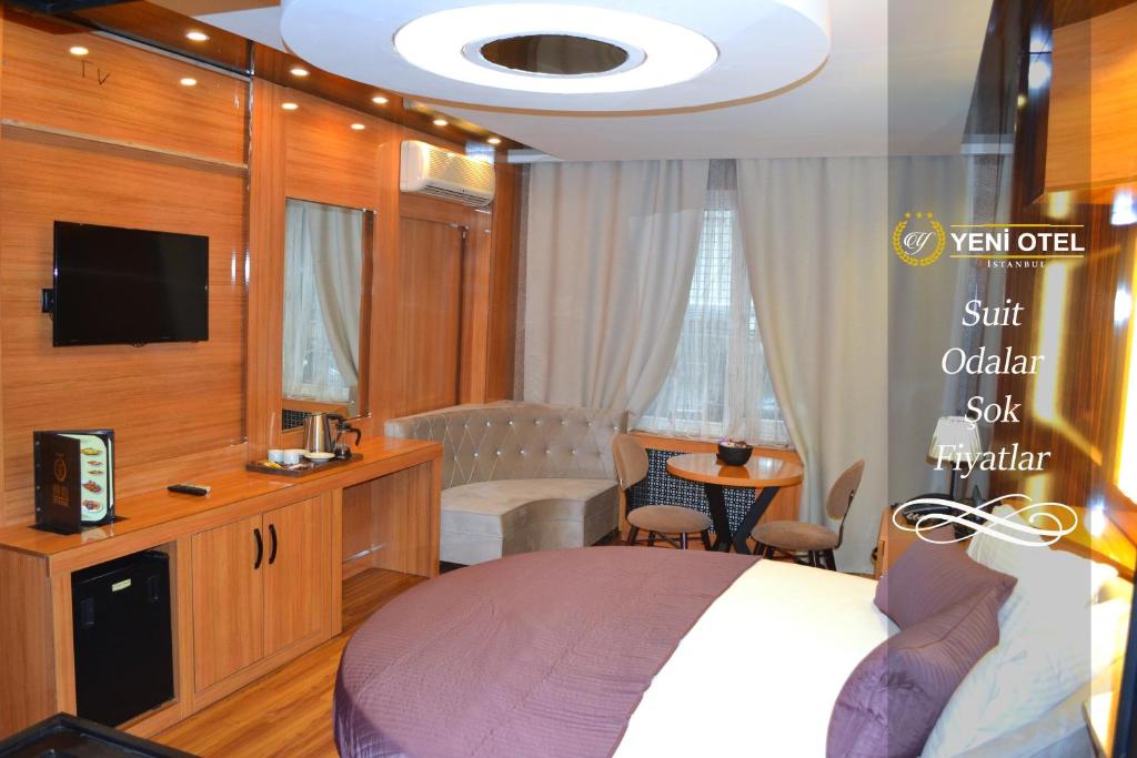una camera d'albergo con un letto e una tv di Gumus Palace Suites a Istanbul