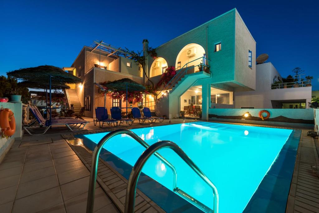 Villa con piscina por la noche en Villa Aegeon, en Megalokori