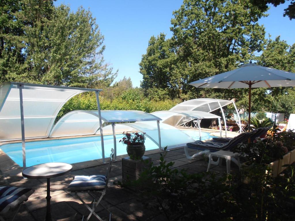 een zwembad met stoelen en parasols ernaast bij JAS en Provence in Plan dʼAups