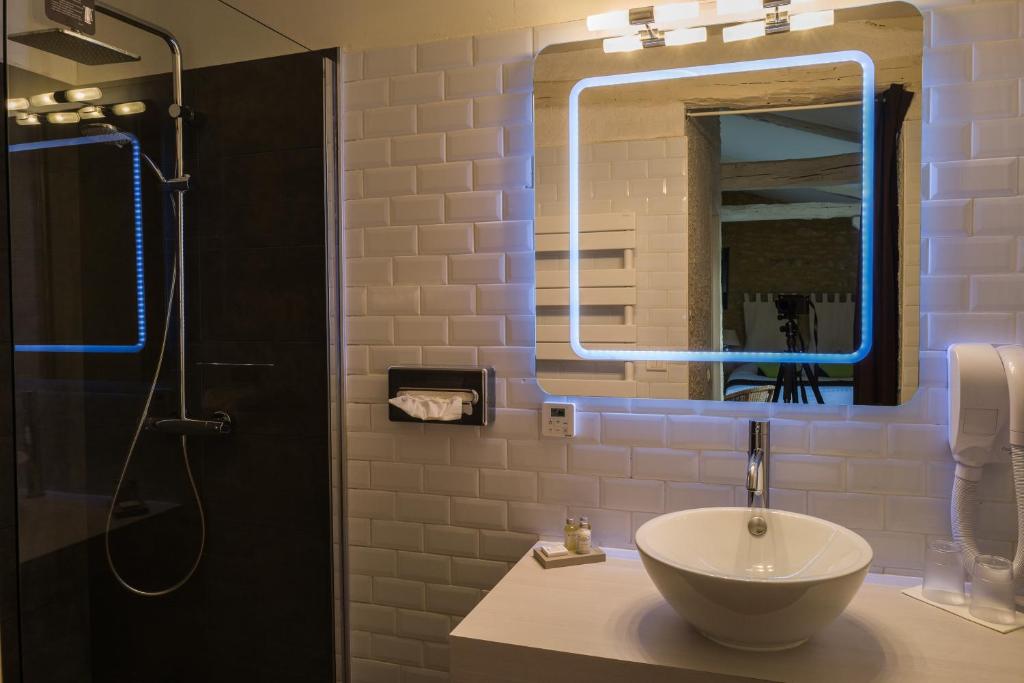 a bathroom with a sink and a mirror at Hotel La Maison des Peyrat in Sarlat-la-Canéda