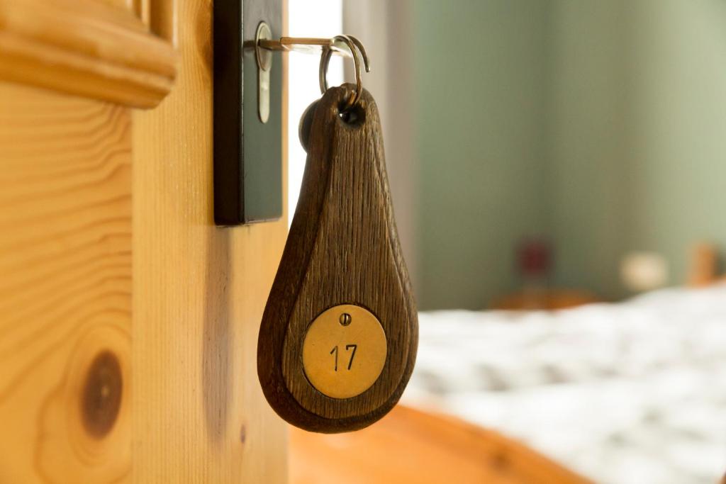 een houten deurknop op een houten deur bij Wambacher Mühle in Schlangenbad