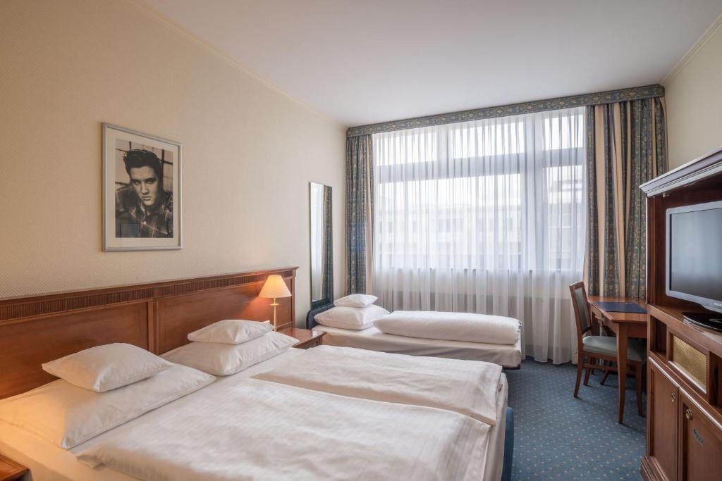 Postel nebo postele na pokoji v ubytování Hollywood Media Hotel am Kurfürstendamm