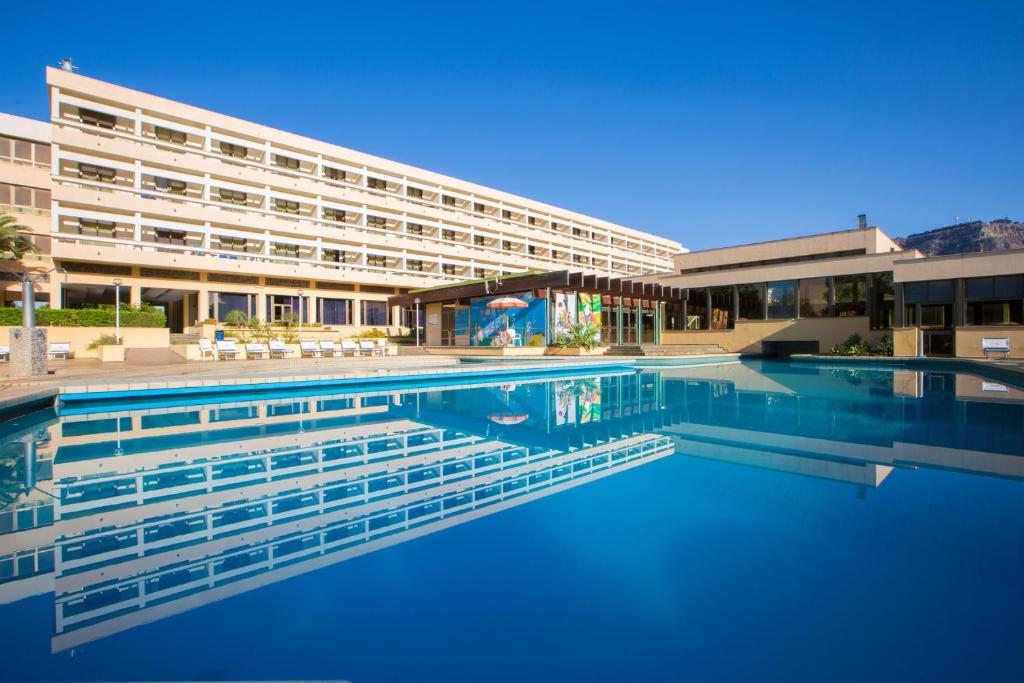 una piscina di fronte a un edificio di MClub Lipari a Sciacca