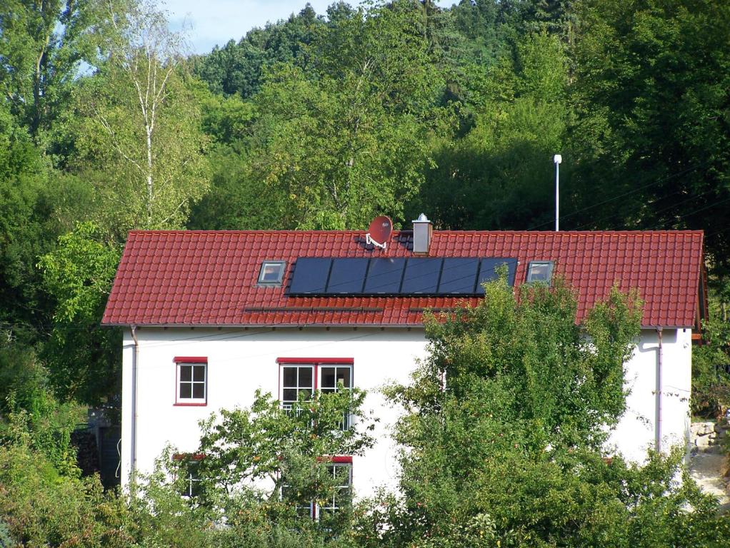 een huis met een zonnepaneel erop bij Am Jakobusweg App3 in Bamberg