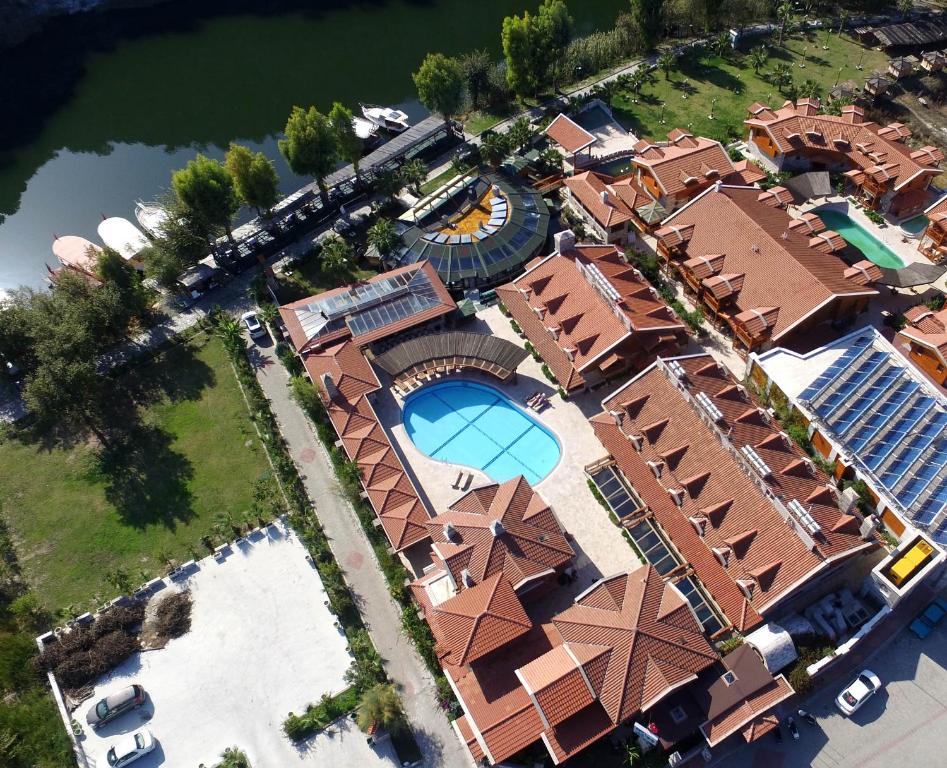 een luchtzicht op een resort met een zwembad bij Bc Spa Hotel in Dalyan