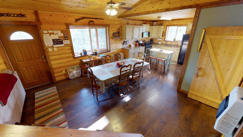 Fotografija u galeriji objekta Long View Cabin, Breakfast Deck overlooking the Canyon! u gradu Montičelo