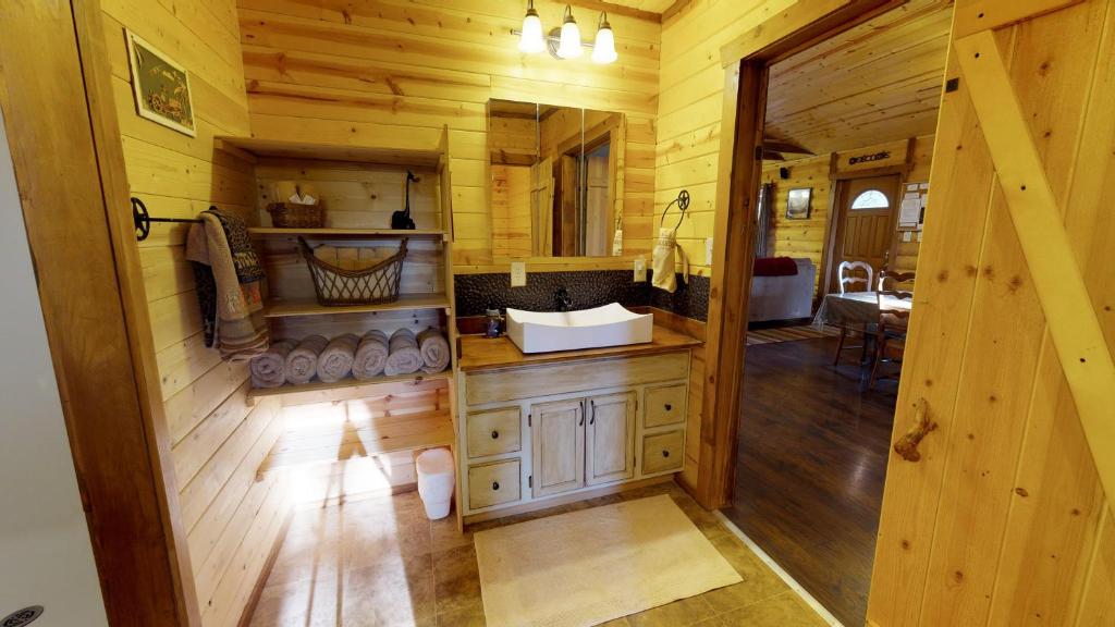 Fotografija u galeriji objekta Long View Cabin, Breakfast Deck overlooking the Canyon! u gradu Montičelo