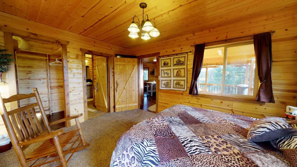 Krevet ili kreveti u jedinici u okviru objekta Long View Cabin, Breakfast Deck overlooking the Canyon!