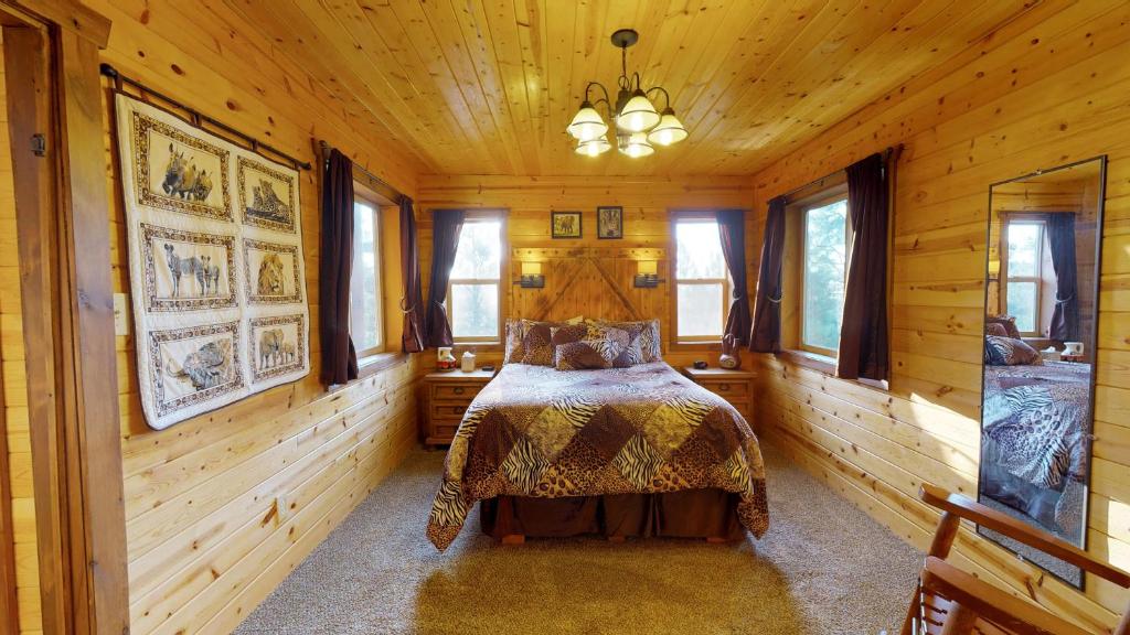 Krevet ili kreveti u jedinici u okviru objekta Long View Cabin, Breakfast Deck overlooking the Canyon!
