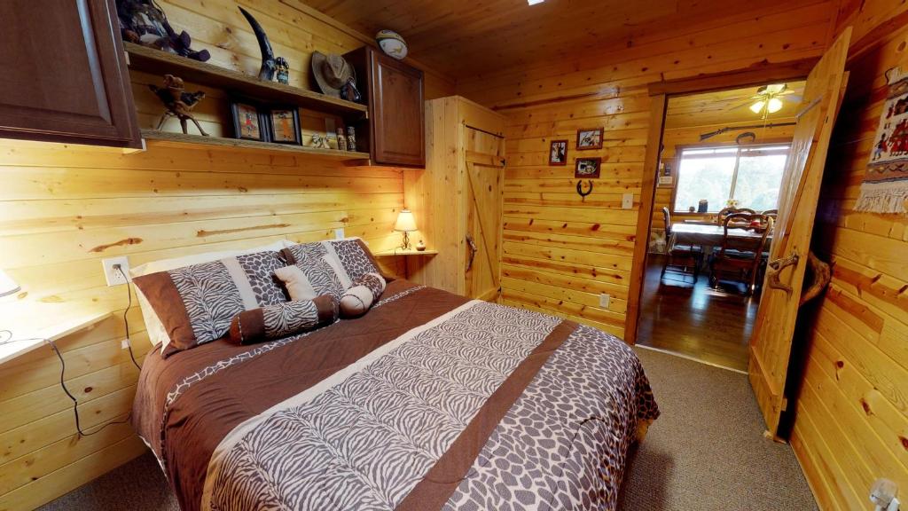 Krevet ili kreveti u jedinici u okviru objekta Long View Cabin, Breakfast Deck overlooking the Canyon!