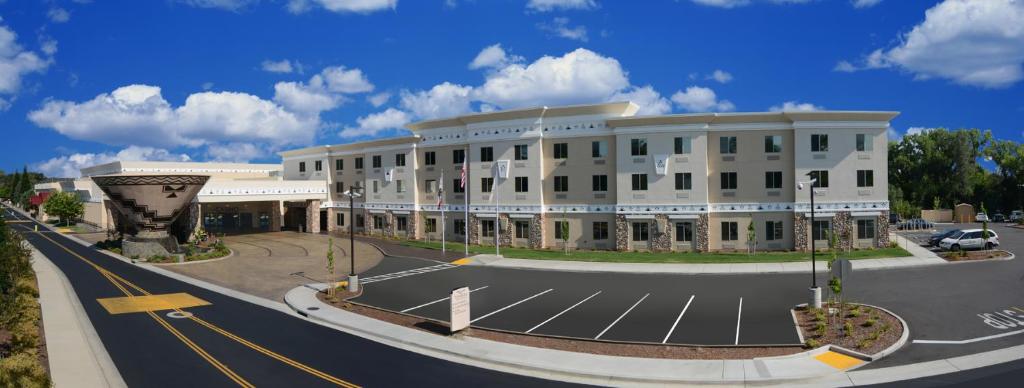 un gran edificio blanco con una carretera delante en Win-River Resort and Casino, en Redding