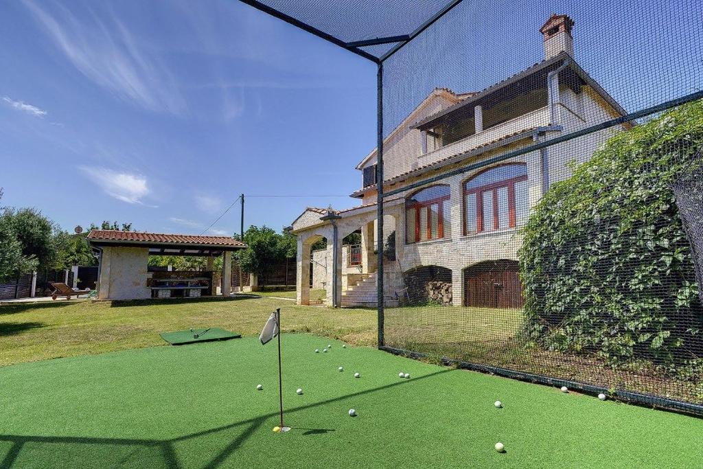 Zaplecze golfowe tego domu wakacyjnego lub w pobliżu