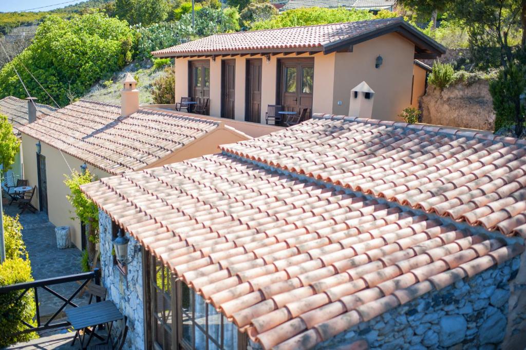 una casa con un techo de azulejos delante de ella en Jardin Las Hayas en Valle Gran Rey