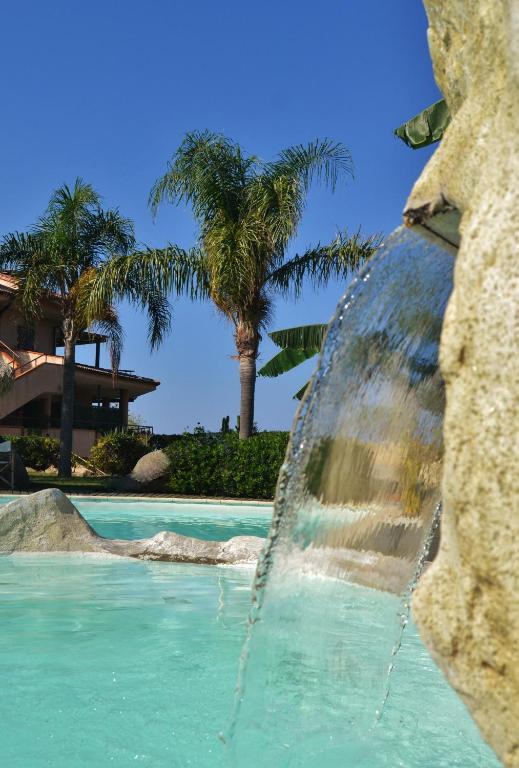 Bazén v ubytování L' Arcobaleno Resort nebo v jeho okolí