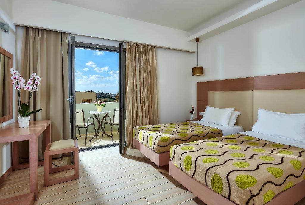 Postel nebo postele na pokoji v ubytování Panormo Beach Hotel
