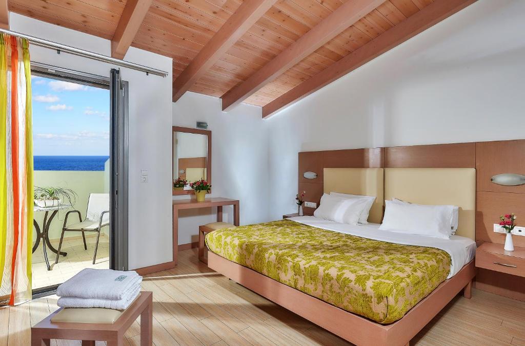 Postel nebo postele na pokoji v ubytování Panormo Beach Hotel