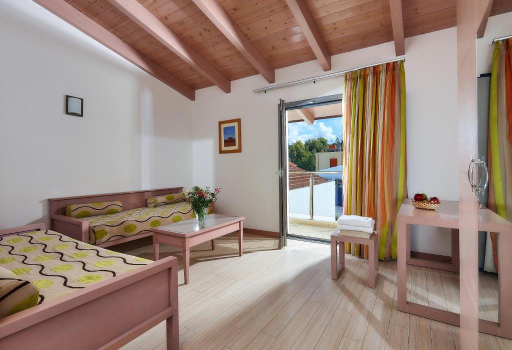 Posezení v ubytování Panormo Beach Hotel