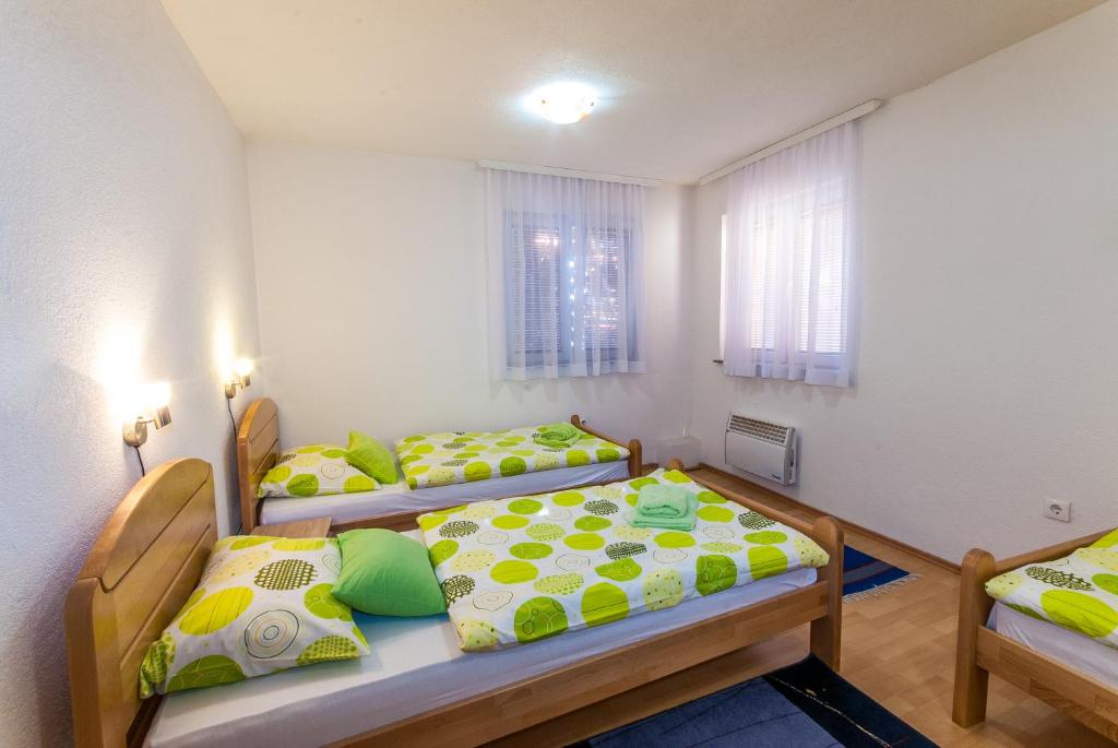Postel nebo postele na pokoji v ubytování Apartments Kira