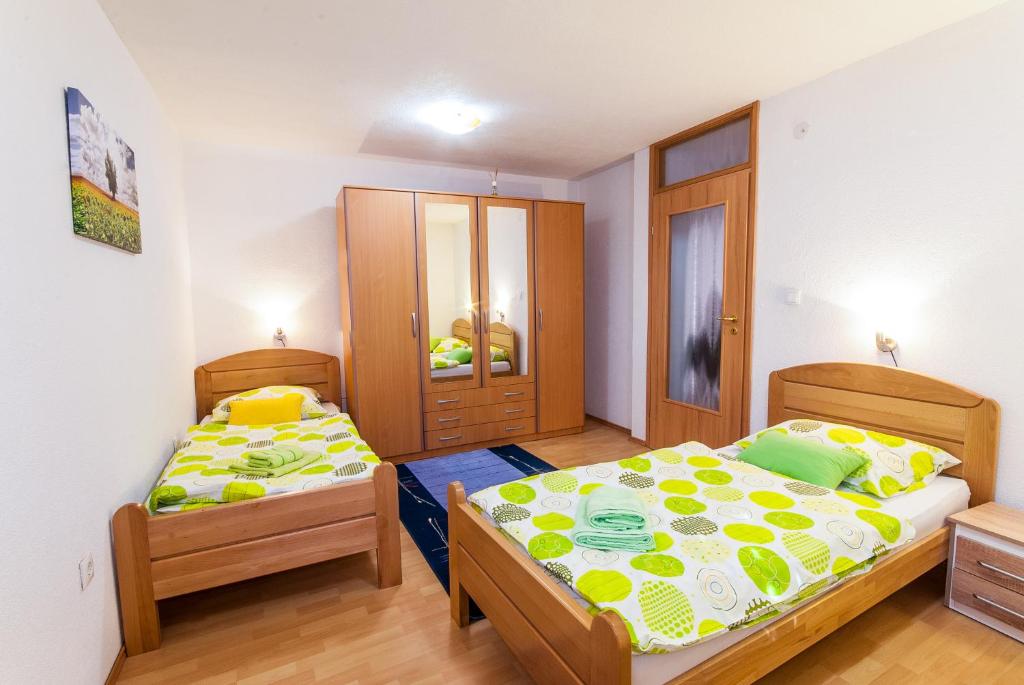 Postel nebo postele na pokoji v ubytování Apartments Kira