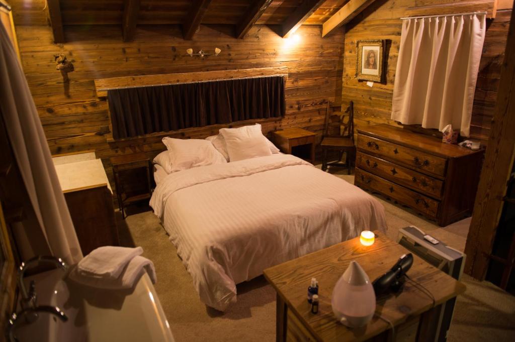 Uma cama ou camas num quarto em Les Mazots de la Source & Spa
