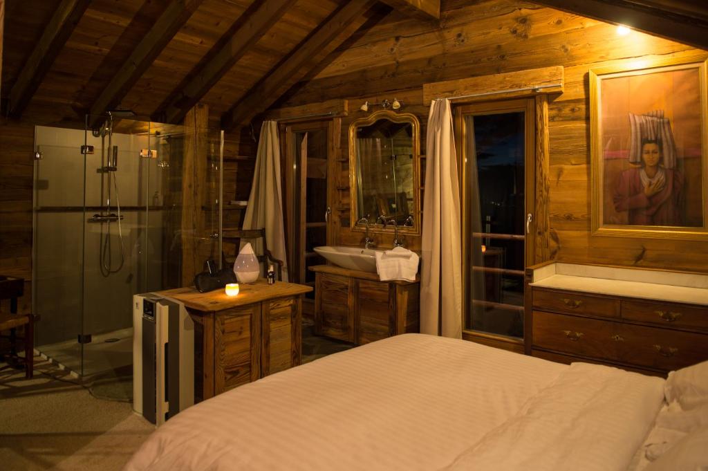 Uma cama ou camas num quarto em Les Mazots de la Source & Spa