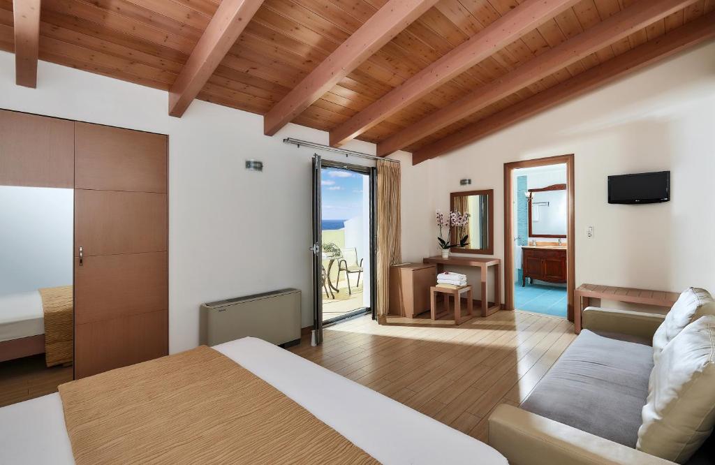 Postel nebo postele na pokoji v ubytování Panormo Beach Hotel