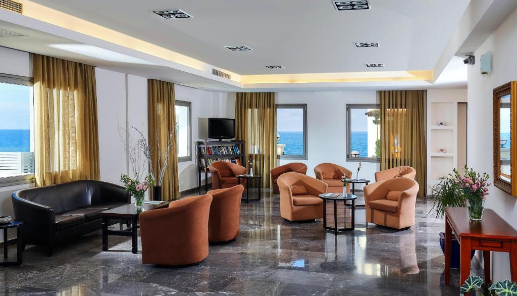 Posezení v ubytování Panormo Beach Hotel