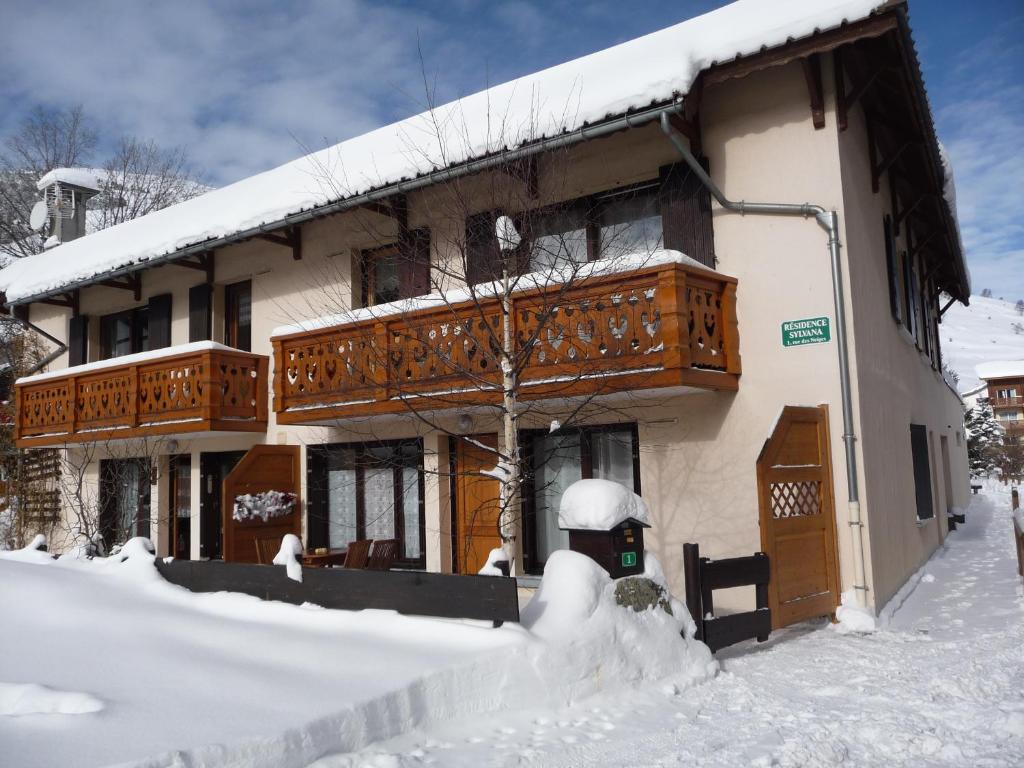 レ・デュー・アルプにあるResidence Sylvanaの雪の中のバルコニー付きの建物