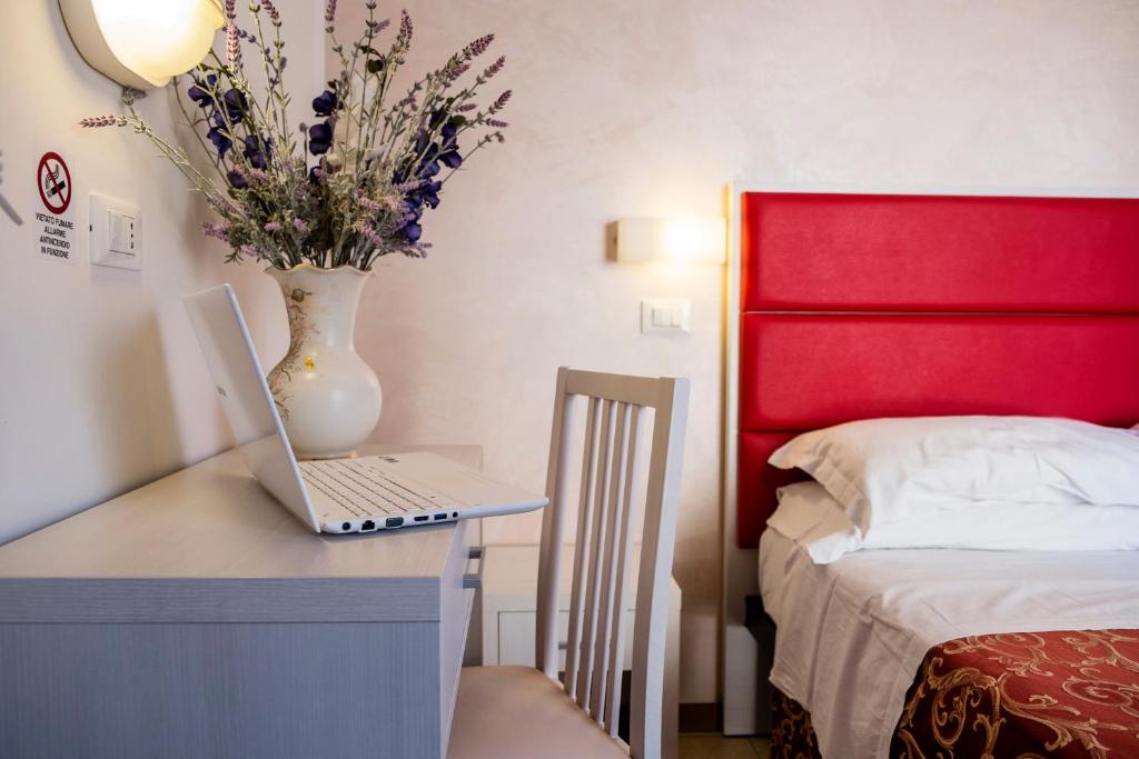 Łóżko lub łóżka w pokoju w obiekcie Hotel Belmar
