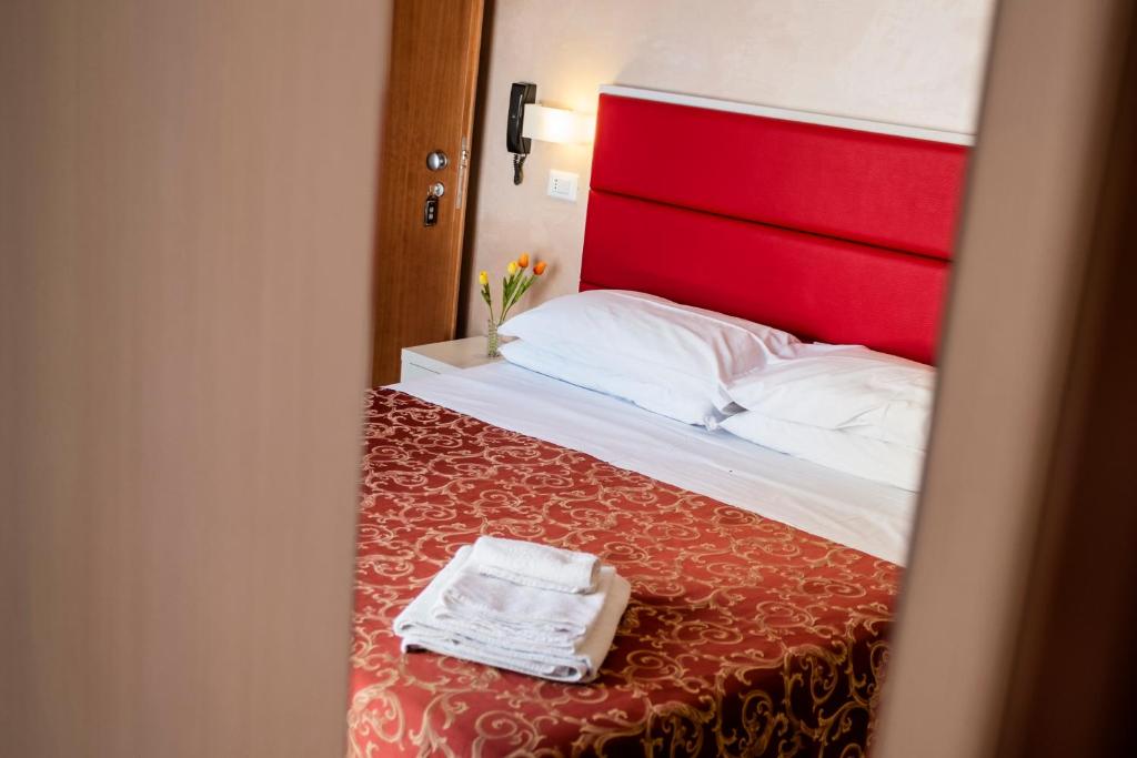 Łóżko lub łóżka w pokoju w obiekcie Hotel Belmar