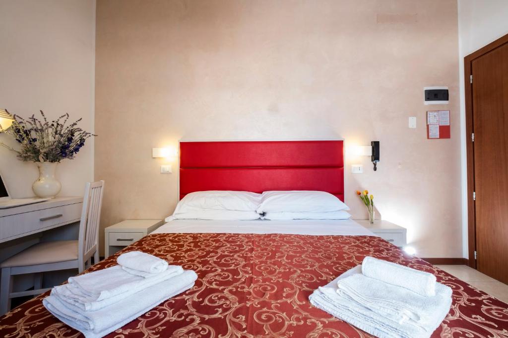 Łóżko lub łóżka w pokoju w obiekcie Hotel Belmar
