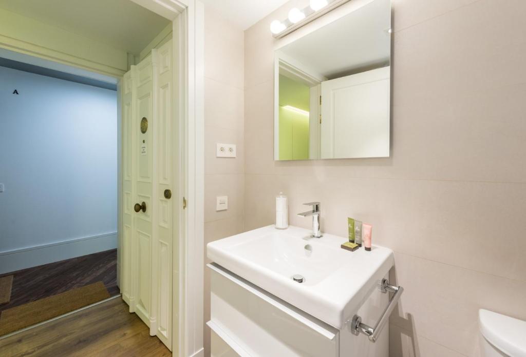 A bathroom at Atocha Museos - Barrio de las Letras
