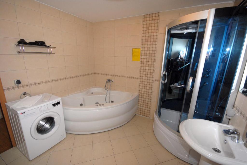 Franstal Apartments - One-Bedroom Apartment With Spa Bath