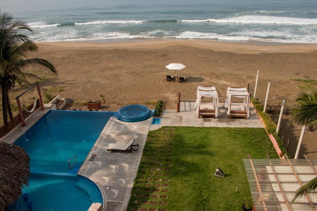 Pemandangan kolam renang di Hotel Villas Punta Blanca atau berdekatan
