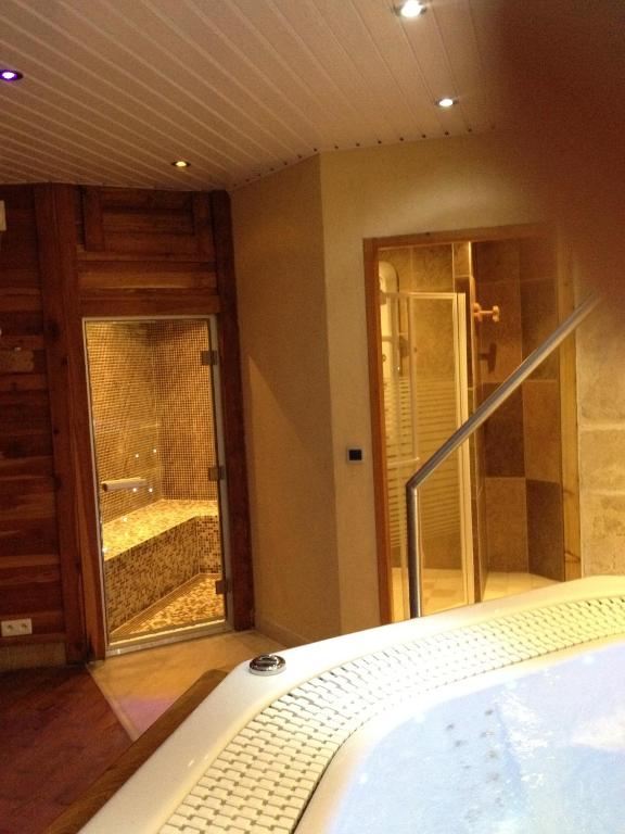 Koupelna v ubytování Hôtel Les Autanes Spa-Balnéothérapie & Restaurant