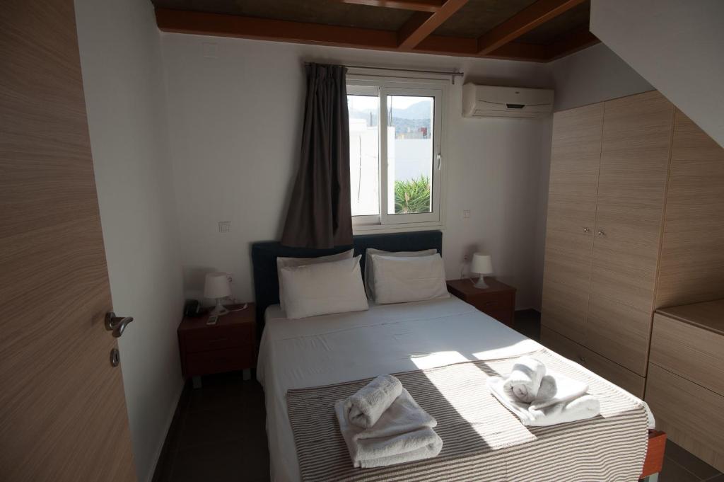 Posteľ alebo postele v izbe v ubytovaní Elounda Sunrise Apartments